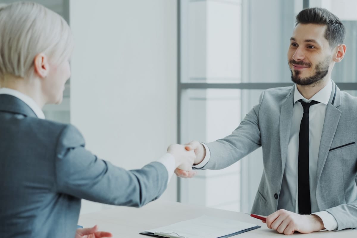 Enfants dans une cour d'école avec leurs parents