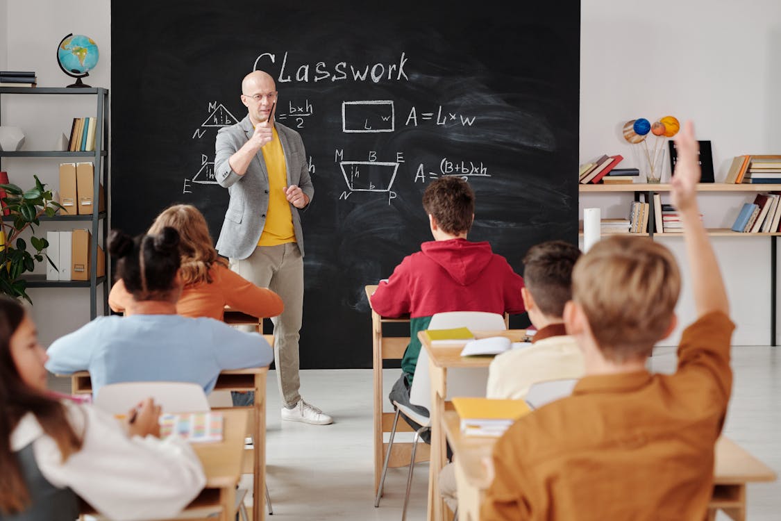 Cour d école vide avec arbres en fleurs au printemps